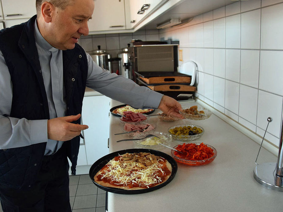 Gemeinde dankt den Sternsingern mit einem Pizzabacken 